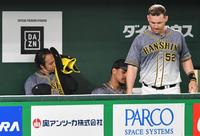 　６回、勝ち越しを許し、ベンチで汗をぬぐう青柳（左）＝撮影・西岡正