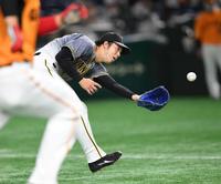 　６回、大城のゴロを本塁へトスし岡本の生還を阻止する青柳（撮影・田中太一）