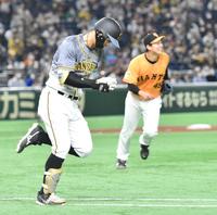 　６回、二塁ゴロに倒れる佐藤輝（撮影・西岡正）