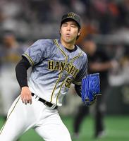 　６回、吉川に勝ち越し打を許し顔をしかめる青柳（撮影・田中太一）