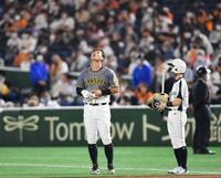 　６回、天を仰ぐ佐藤輝（撮影・田中太一）