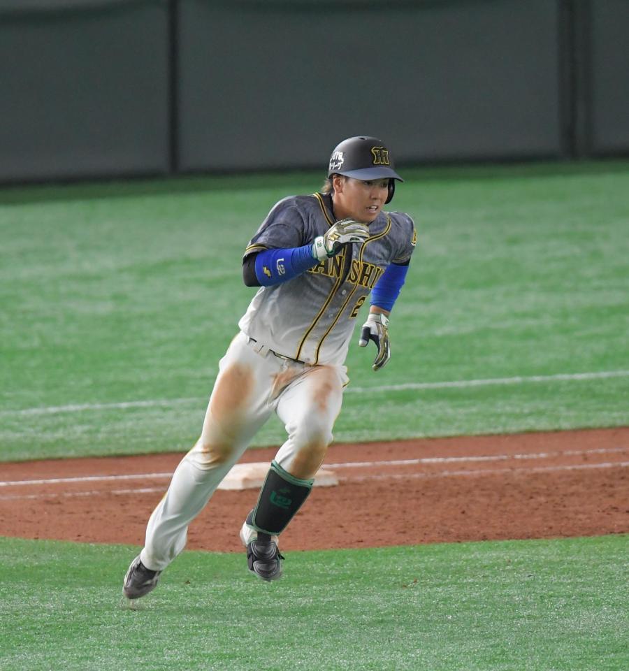 　７回、２点適時二塁打を放ち、二塁へ走る梅野