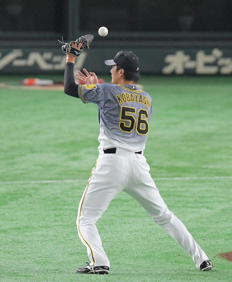 　７回、梶谷の打球をファンブルする小林（撮影・高石航平）