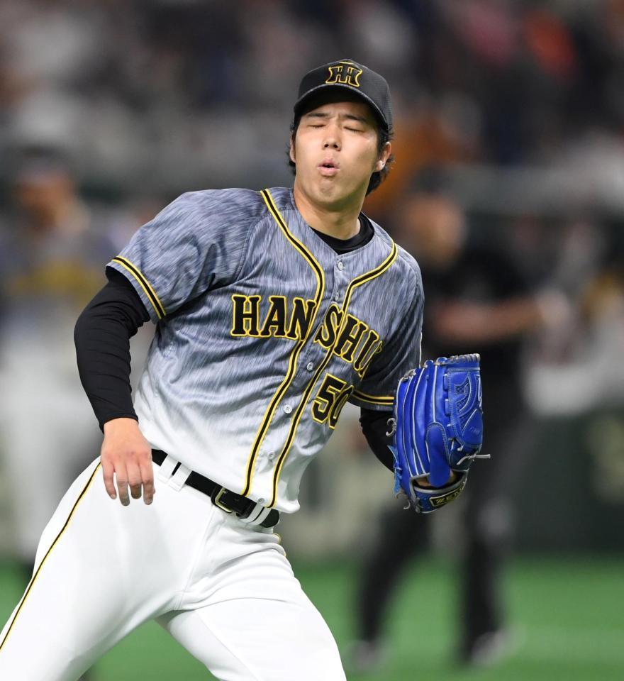 　６回、吉川に勝ち越し打を許し顔をしかめる青柳（撮影・田中太一）