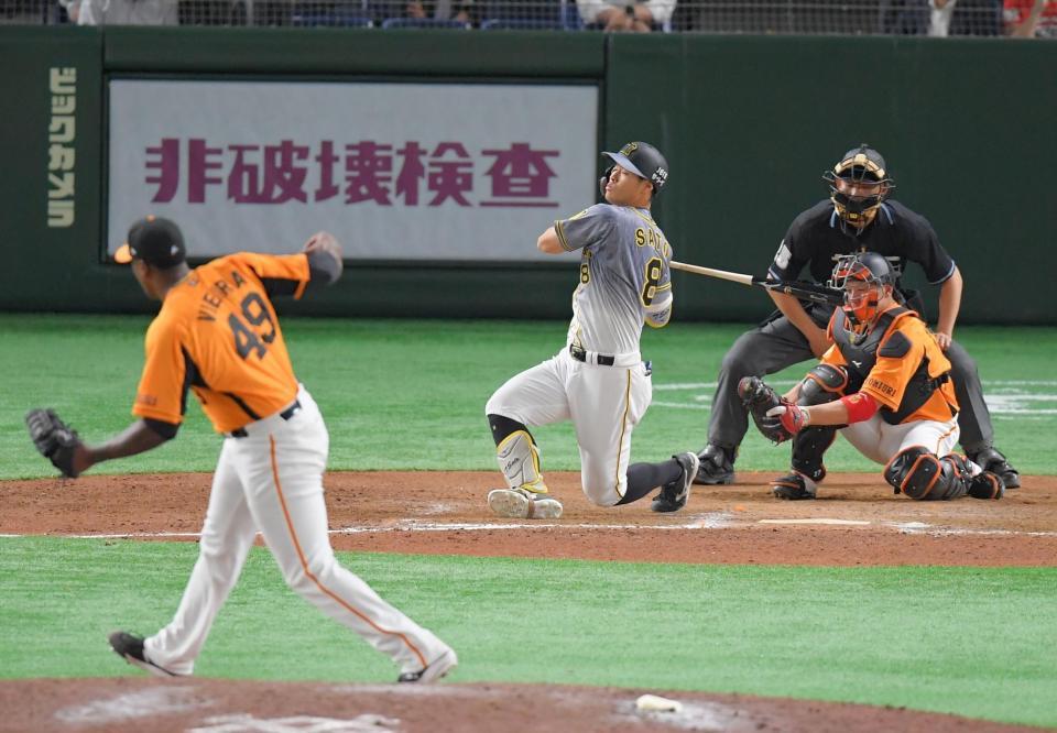 　９回、空振り三振に倒れる佐藤輝（撮影・高石航平）