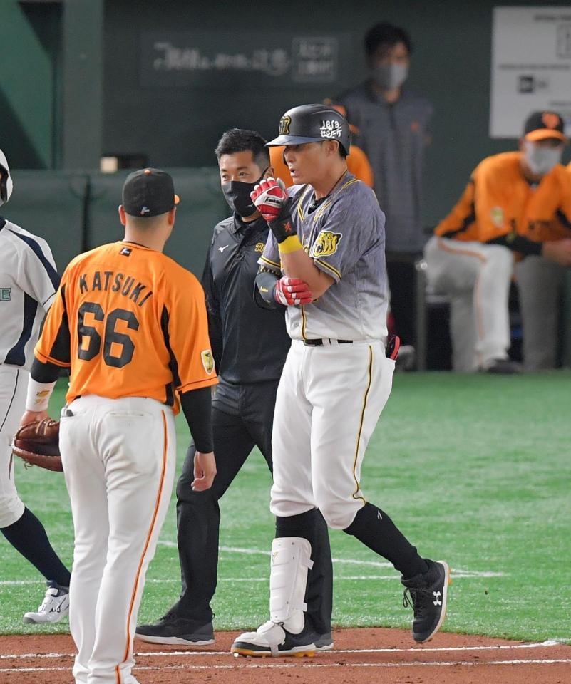 　７回、死球を受けた左手を気にする糸井（撮影・高石航平）