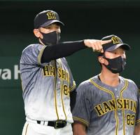 　７回、代走を告げる矢野監督（撮影・西岡正）