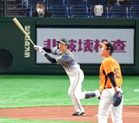 １回、畠（手前）から先頭打者弾を放つ近本（撮影・高石航平）　