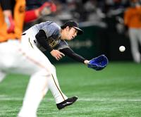 ６回、大城のゴロを本塁へトスする青柳（撮影・田中太一）　