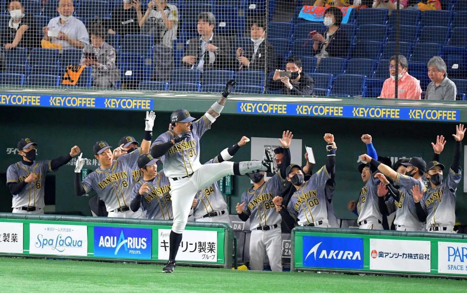 １回、ソロを放ち、ナインと一緒にラパンパラポーズを決めるマルテ（中央）　