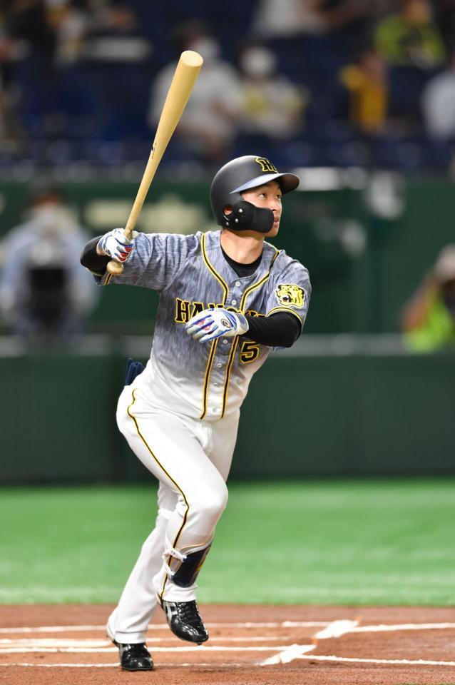 　１回、右越えに先頭打者本塁打を放つ近本（撮影・西岡正）