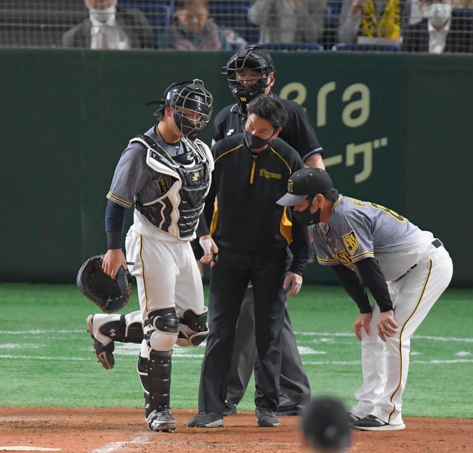 阪神 梅野が三回で交代 代打に陽川 ファウルチップ直撃の影響か 阪神タイガース デイリースポーツ Online