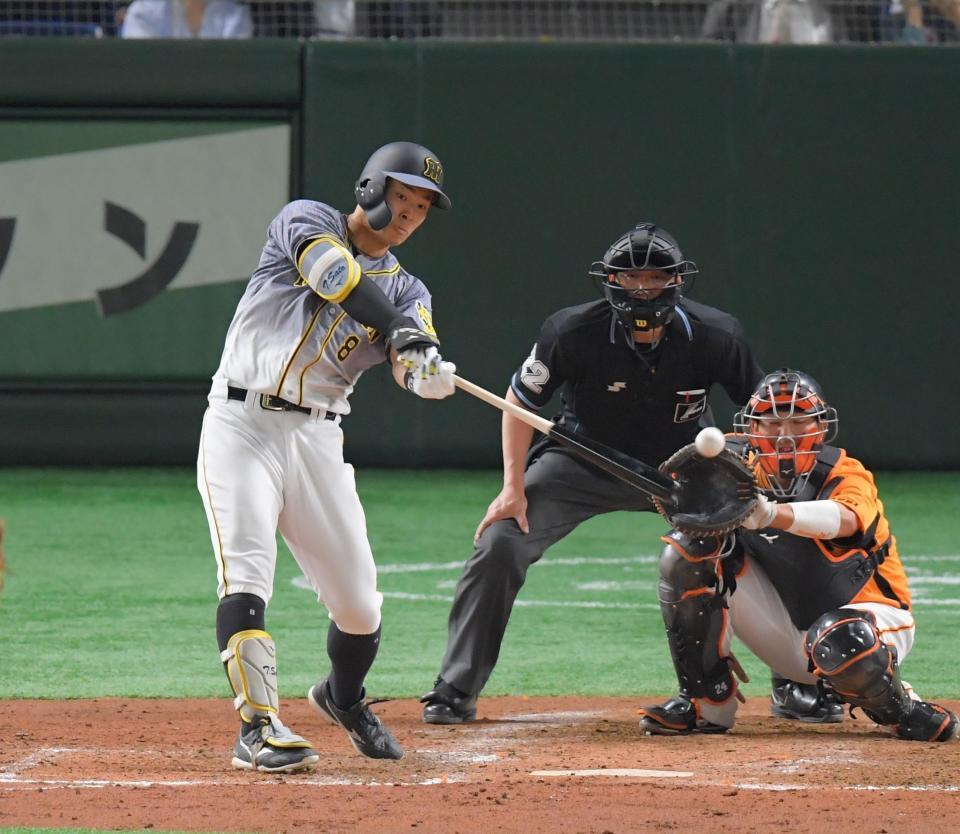 ３回阪神２死一・二塁、適時打を放つ阪神・佐藤輝明＝東京ドーム（撮影・高石航平）