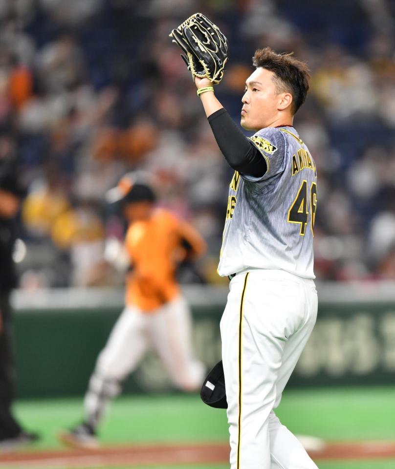 ２回巨人無死、吉川尚輝（左）ソロを浴びる阪神・秋山拓巳＝東京ドーム（撮影・西岡正）