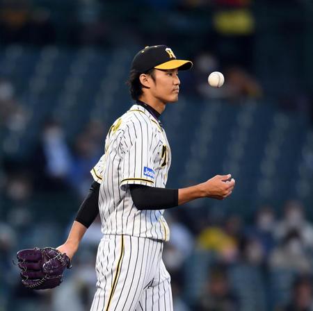 　２回、藤浪３者連続で四球を与え、マウンドで渋い表情を見せる（撮影・山口登）