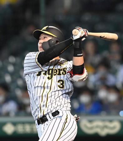 　４回、４号ソロを放つ大山（撮影・飯室逸平）