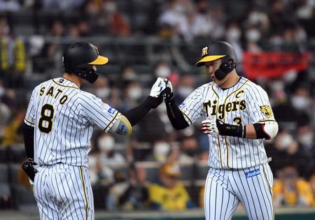 　４回、大山はソロを放ち佐藤輝（左）に迎えられる（撮影・山口登）