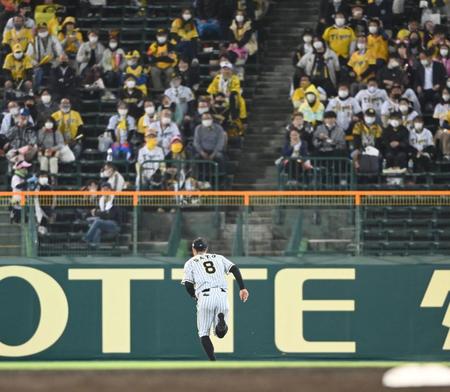 　５回、神里の右前打を後逸し、打球を追いかける佐藤輝（撮影・飯室逸平）