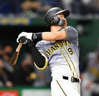 　３回、適時打を放つ佐藤輝