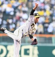 　１回、力投する阪神先発の藤浪（撮影・飯室逸平）