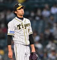 　２回、四球を連発し、厳しい表情をみせる藤浪（撮影・飯室逸平）