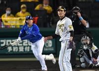 　３回、佐野に適時打を許す藤浪（撮影・田中太一）