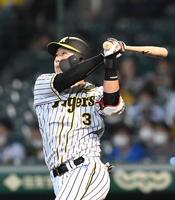 　４回、４号ソロを放つ大山（撮影・飯室逸平）