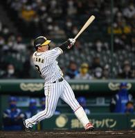 　４回、大山左越えにソロを放つ（撮影・山口登）