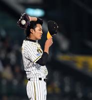 　藤浪は５回途中に降板を告げられ厳しい表情を見せる（撮影・山口登）