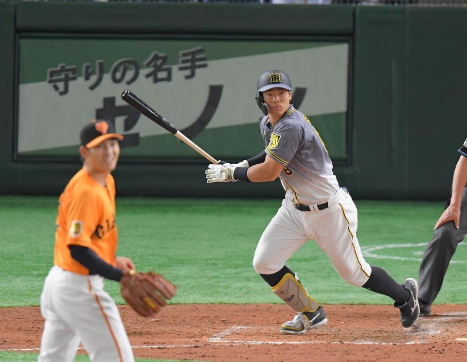 ３回、巨人・高橋から適時打を放つ佐藤