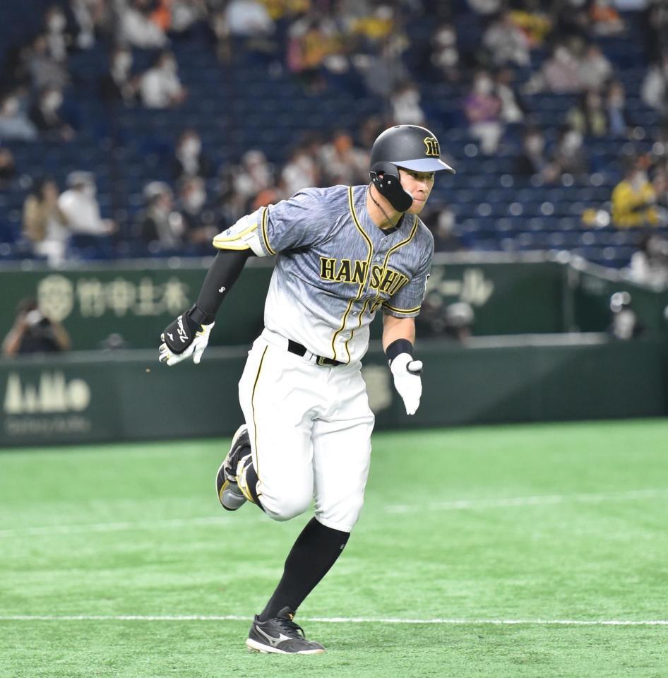 　３回、適時打を放ち、一塁へ向かう佐藤輝