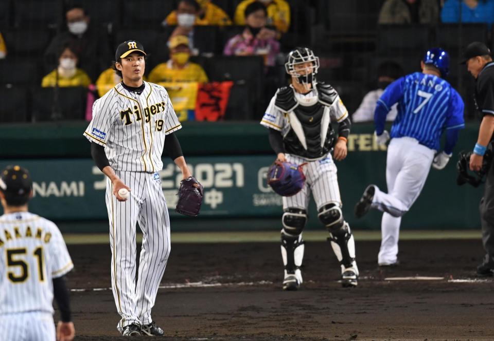 　３回、神里に押し出し四球を与える藤浪（撮影・田中太一）