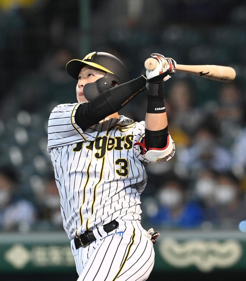 　４回、４号ソロを放つ大山（撮影・飯室逸平）