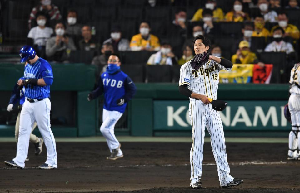 　５回、オースティン（左奥）に死球を与える藤浪（撮影・田中太一）