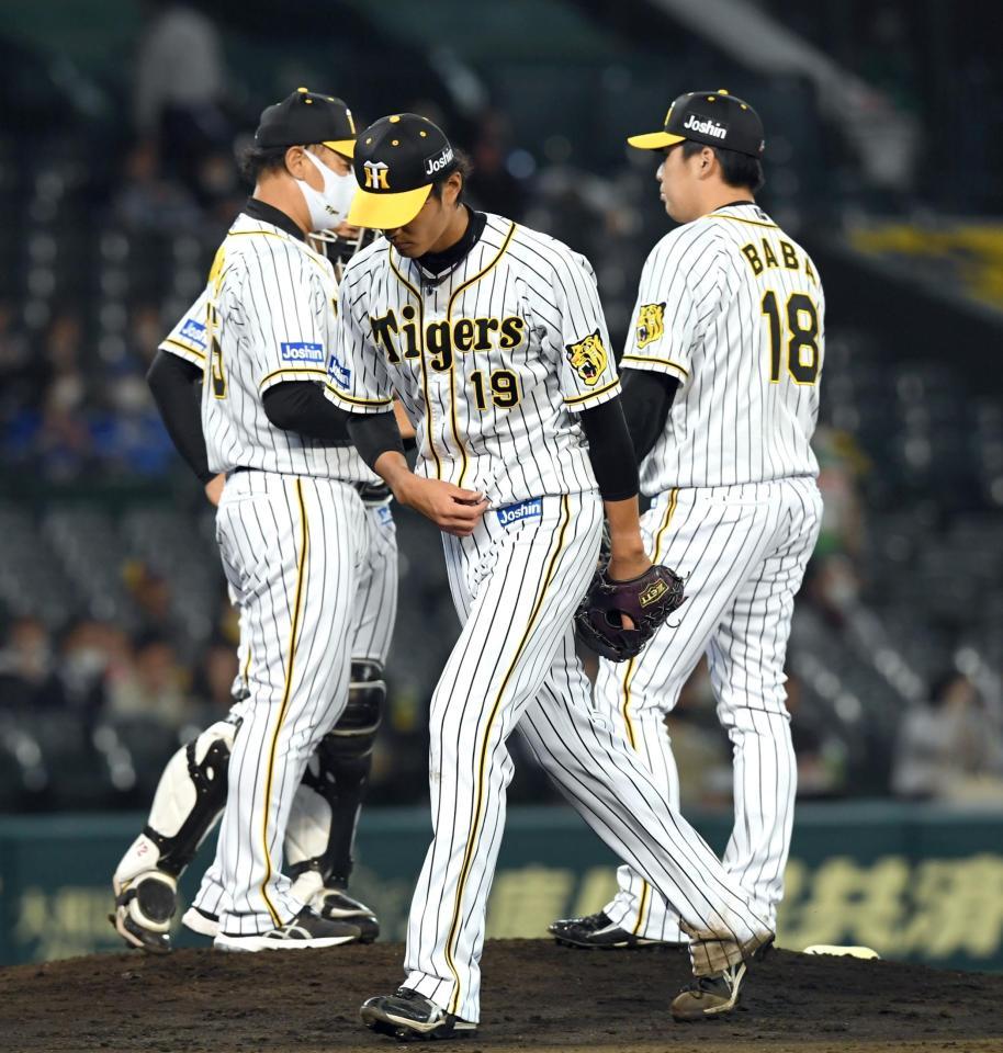 　５回途中、降板する藤浪（撮影・山口登）