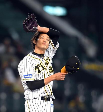 ５回途中に降板を告げられ厳しい表情を見せる藤浪（撮影・山口登）