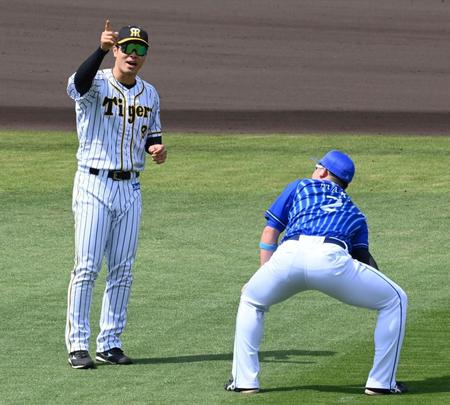 　牧と話す佐藤輝（左）＝撮影・飯室逸平