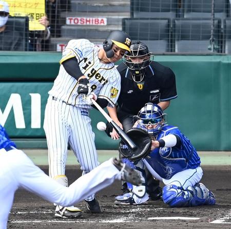 　１回、２点タイムリーを放つ佐藤輝（撮影・飯室逸平）