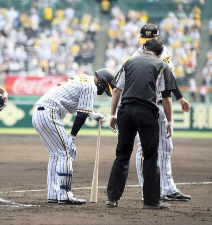 　１回、近本は自打球を足に当てる（撮影・山口登）