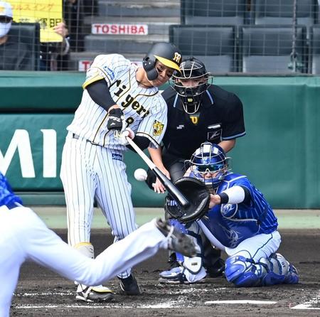 　１回、２点タイムリーを放つ佐藤輝（撮影・飯室逸平）