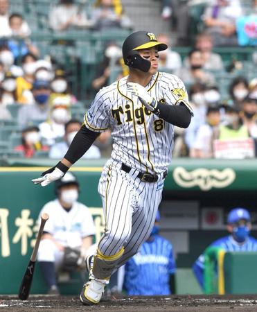 　１回、２点適時打を放つ佐藤輝（撮影・北村雅宏）