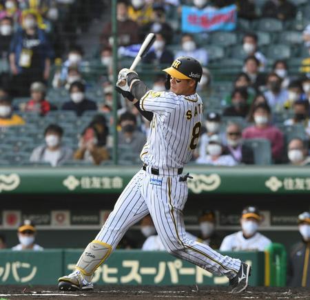 　６回、佐藤輝は二塁打を放つ（撮影・山口登）