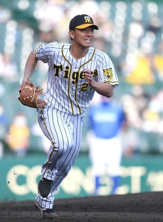 　８回、神里の放った一ゴロのベースカバーに走る伊藤将（撮影・北村雅宏）