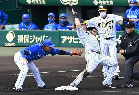　１回、宮崎のタッチを逃れ帰塁するサンズ（撮影・飯室逸平）