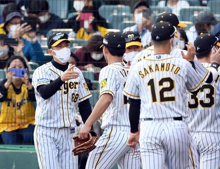 阪神・矢野燿大監督（左）は完投勝利をした阪神・伊藤将司を迎える＝甲子園（撮影・山口登）