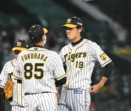 　２３日のＤｅＮＡ戦、藤浪は５回途中に降板を告げられ厳しい表情を見せる（撮影・山口登）