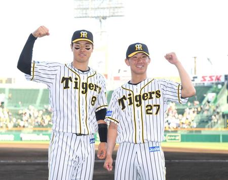 勝利を収め、拳を握る阪神・佐藤輝明と阪神・伊藤将司（右）＝甲子園（撮影・北村雅宏）