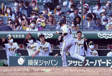 　４回、梅野の適時二塁打で生還した大山を迎える佐藤輝（中央右）ら阪神ナイン（撮影・山口登）