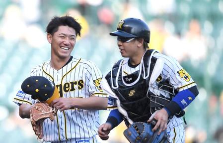 　完投勝利を挙げ、笑顔を見せる伊藤将（左）と梅野（撮影・北村雅宏）