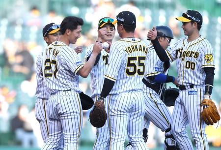 　完投勝利を挙げ、ウイニングボールを陽川（５５）から受け取る伊藤将（左から２人目）＝撮影・北村雅宏